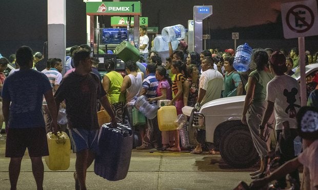 Εξαγριωμένοι Μεξικανοί λεηλάτησαν καταστήματα κι έκλεισαν δρόμους από την αύξηση στην τιμή της βενζίνης (βίντεο)